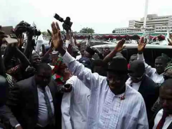 Goodluck Jonathan Arrives PDP Special Non-elective National Convention (PHOTOS)